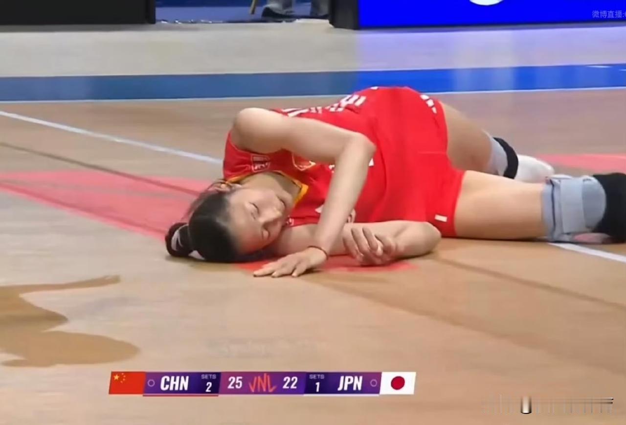 泪目了[哭哭][哭哭]吴梦洁倒地的那一瞬间，心里咯噔一下，以为她是体力不支当场晕
