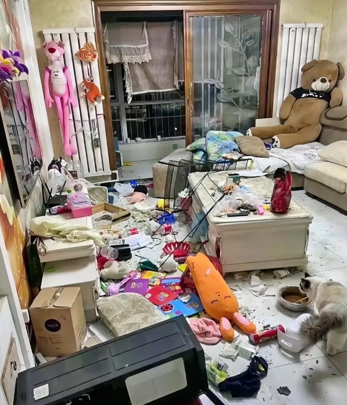 因为不想生孩子，我和老公吵了一架。想着没啥事了，我便去上班。中午下班回来，眼前景