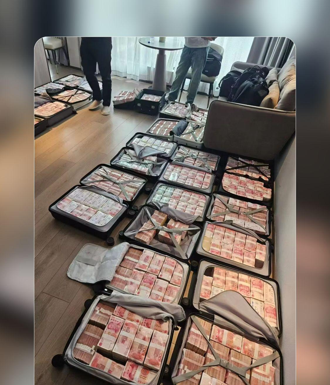 这场景只在电影里见过，想请问一下网友们，现在又是移动支付又是转账支票的，现实生活