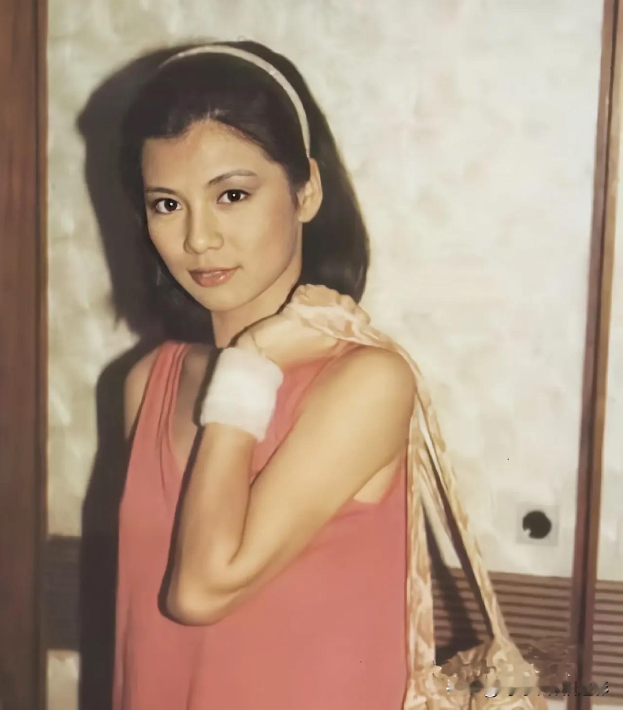 翁美玲的“赶场搭子”～印花大包👜这组旧照该是某个聚会间隙拍的吧——阿翁刚卸