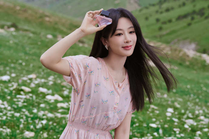 杨紫粉色碎花裙look杨紫粉色碎花裙抱羊图杨紫粉色碎花裙look，是抱着小羊的