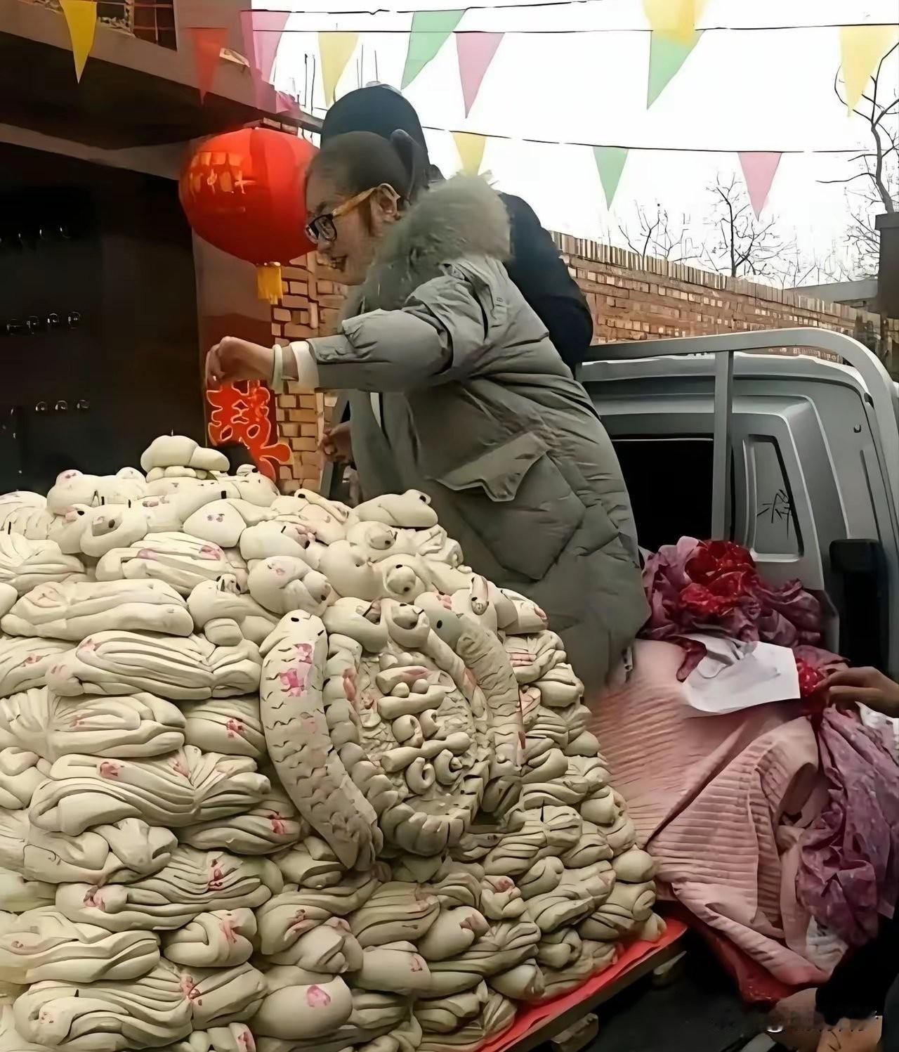 山东人结婚送馒头，一送就是百八十斤，这事儿搁谁看了不犯嘀咕？我刷到这条视频时，评