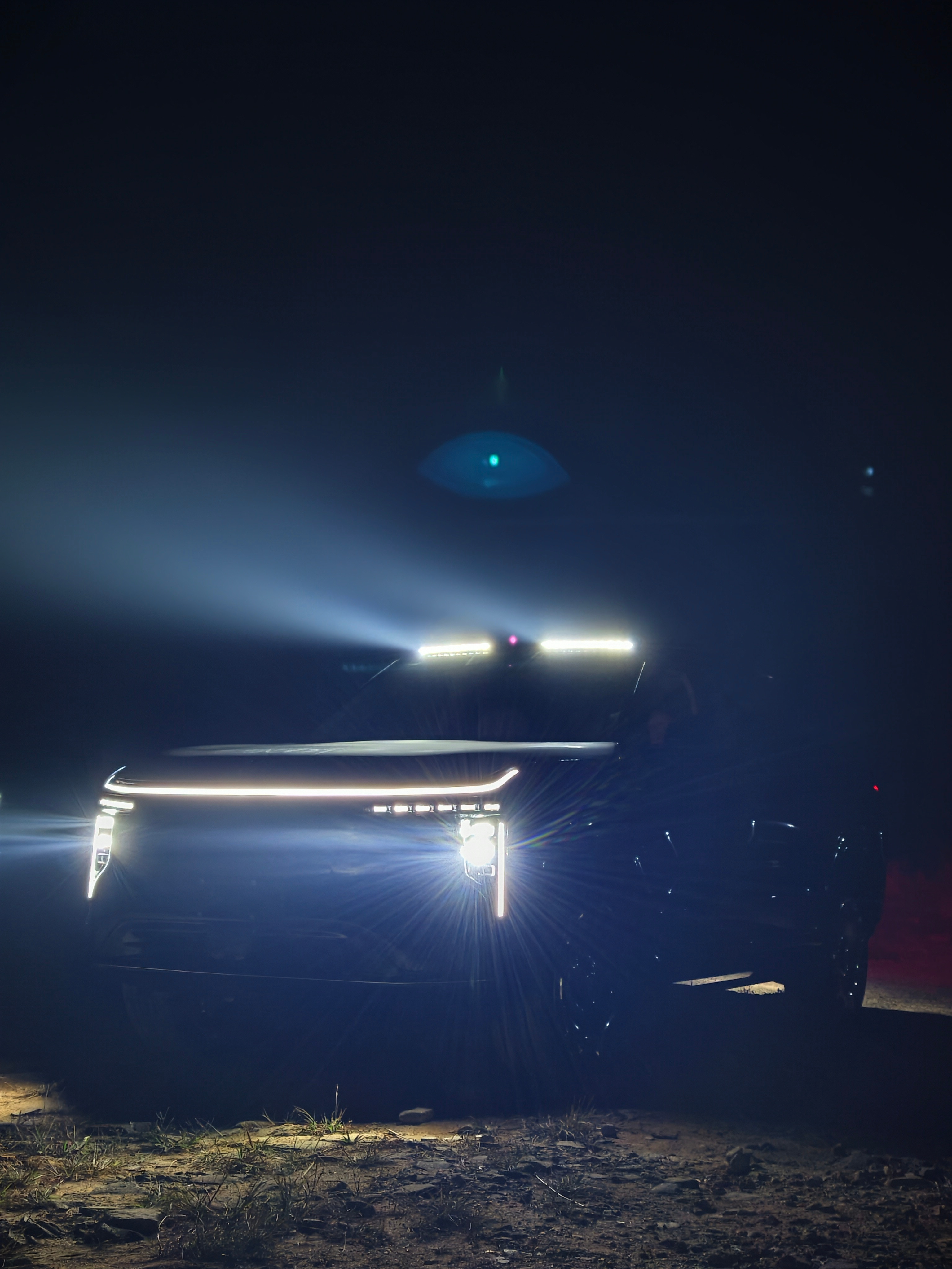 智己LS9像不像国道上的重卡探射灯一开，亮瞎对面狗眼