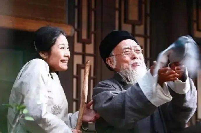 齐白石68岁时，朋友送给他一名18岁婢女，他非常开心，命其贴身服侍。一年后婢女哭