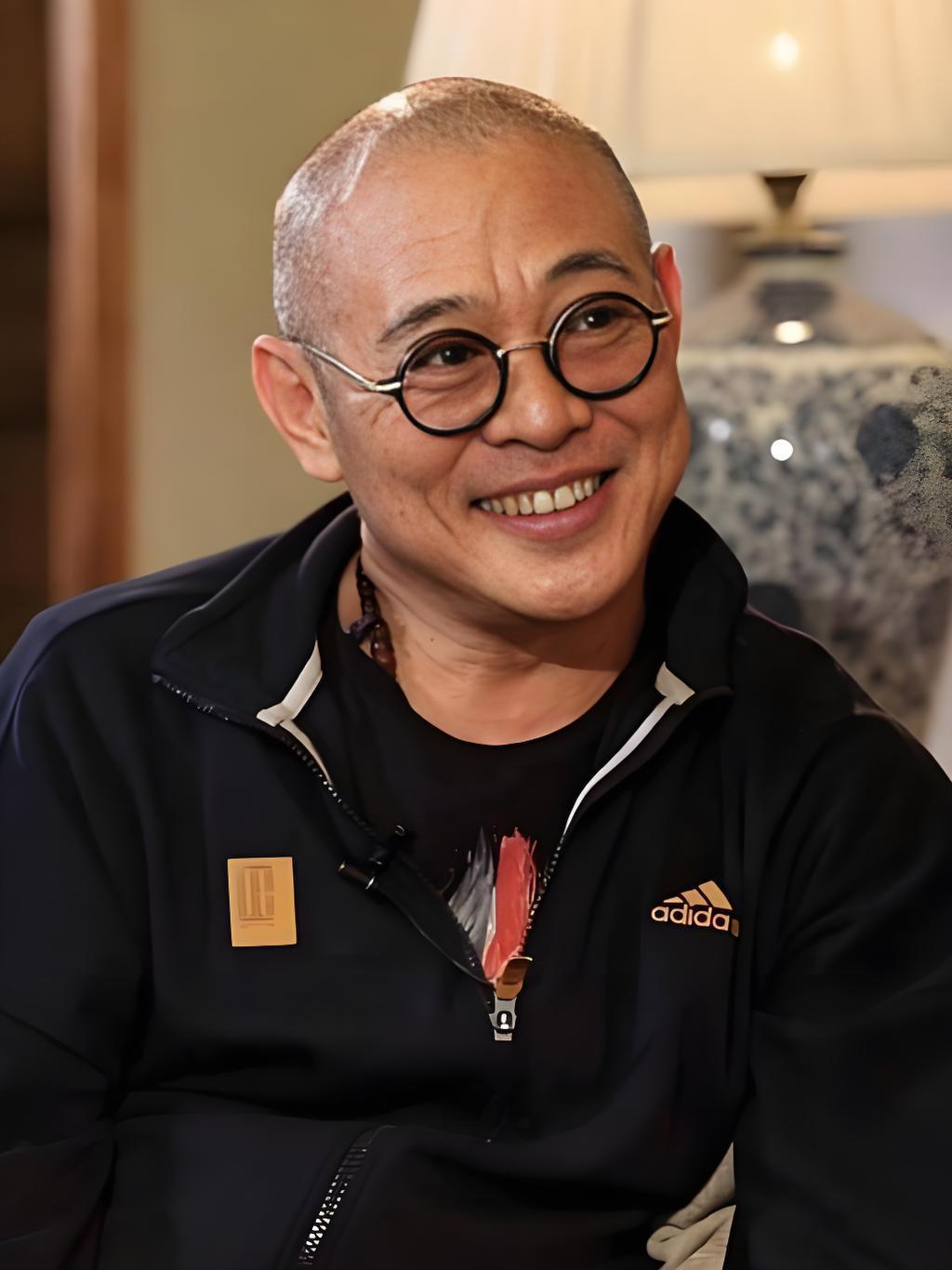 李连杰的身材依然健硕。这是李连杰游泳的照片，李连杰在新加坡的自家泳池锻炼身体，据