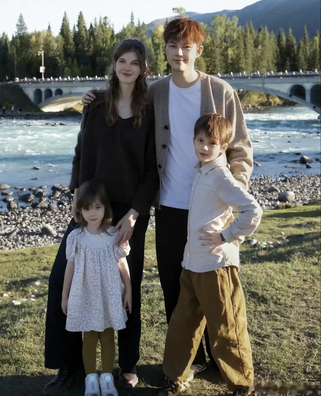 董力的这俩孩子好像早年童话书里面画出来的漂亮孩子似的，不光是好看，而且还是很稀有
