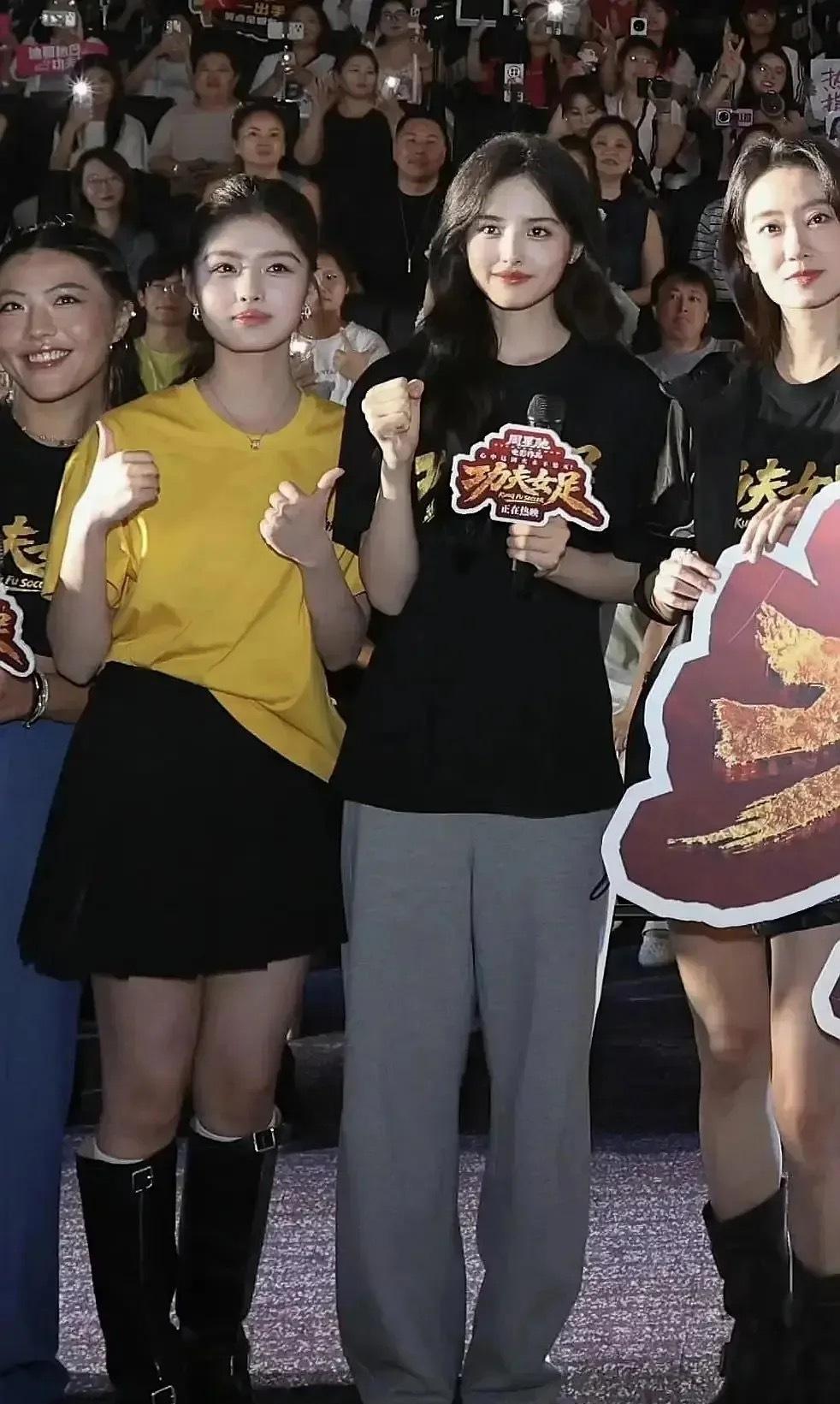 怎么把艾米的脸拍这么方啊[笑着哭]艾米才18岁不至于发腮吧，看起来确实要星女郎更美