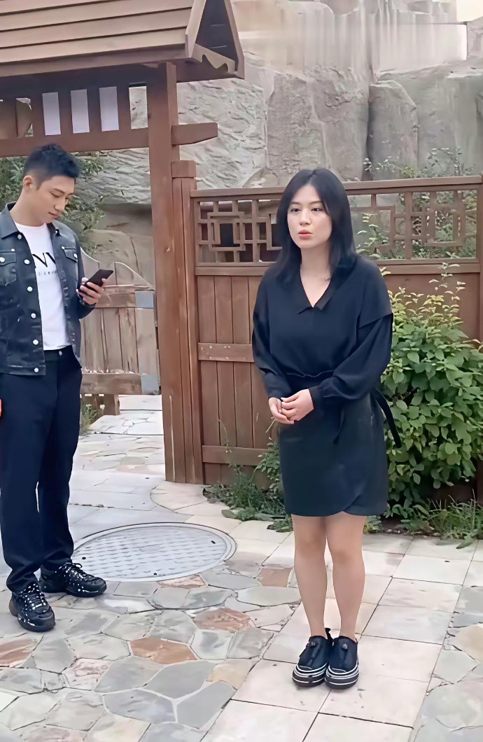 马思纯绝对适合娶回家，善良的面相。
