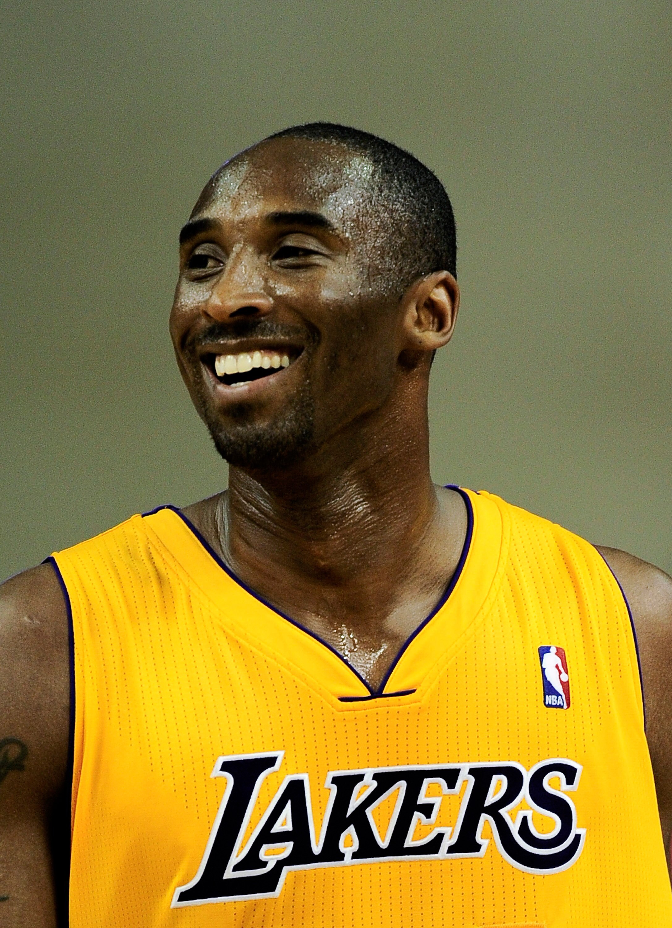 KobeBryant笑呵呵右科比