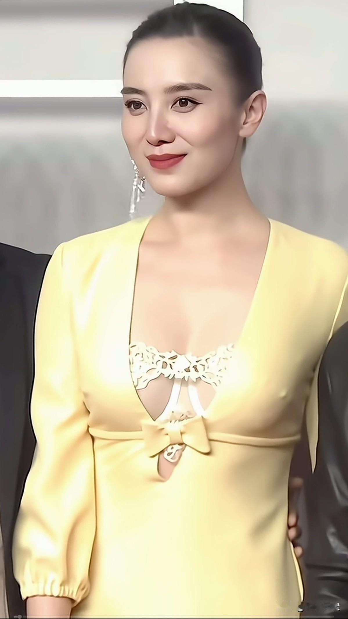 小宋佳是名副其实的实力派演员，人设从容淡定，言辞温暖真挚。在美女如云的娱乐圈，