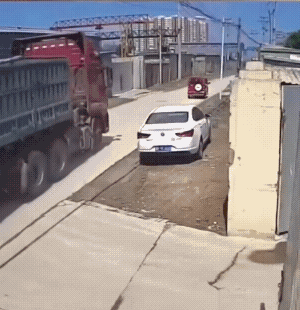 开大车的司机，有点稀里糊涂了，幸亏只是车子受了损，破点财而已。若是突然钓着人，那