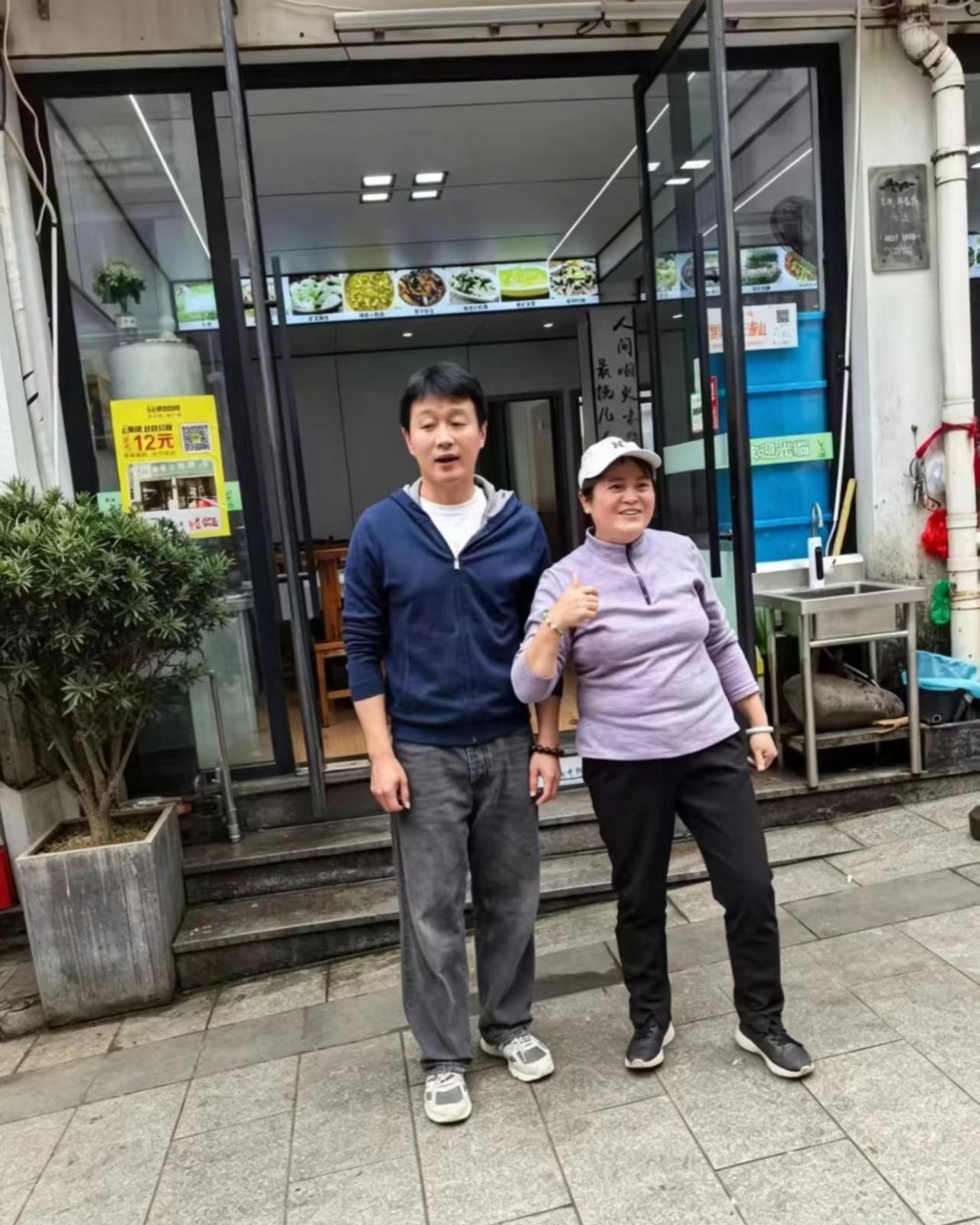 佟大为现身江西上饶饭店吃饭，他站在店铺门前和大妈大哥一起合影，没有一点明星架子，