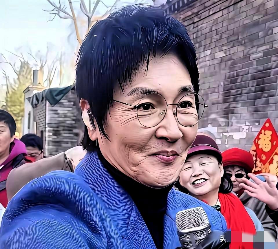 孙楠近照“姨化”惊呆网友，五十七岁硬汉变身慈祥老太太。一头黑发掩不住满脸沟壑