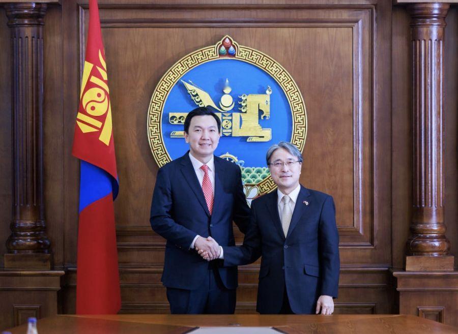 蒙古国议会议长尼·乌其日勒于2月5日会见了日本驻蒙古国大使井川原贤。尼·乌其