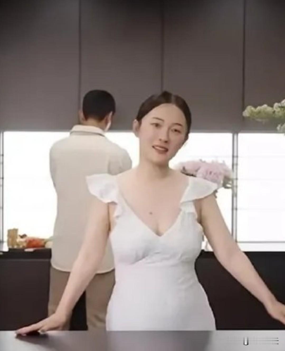 霍思燕是内娱最真实的女明星吧中年身材发福的霍思燕，大方展示小肚子，要知道年轻