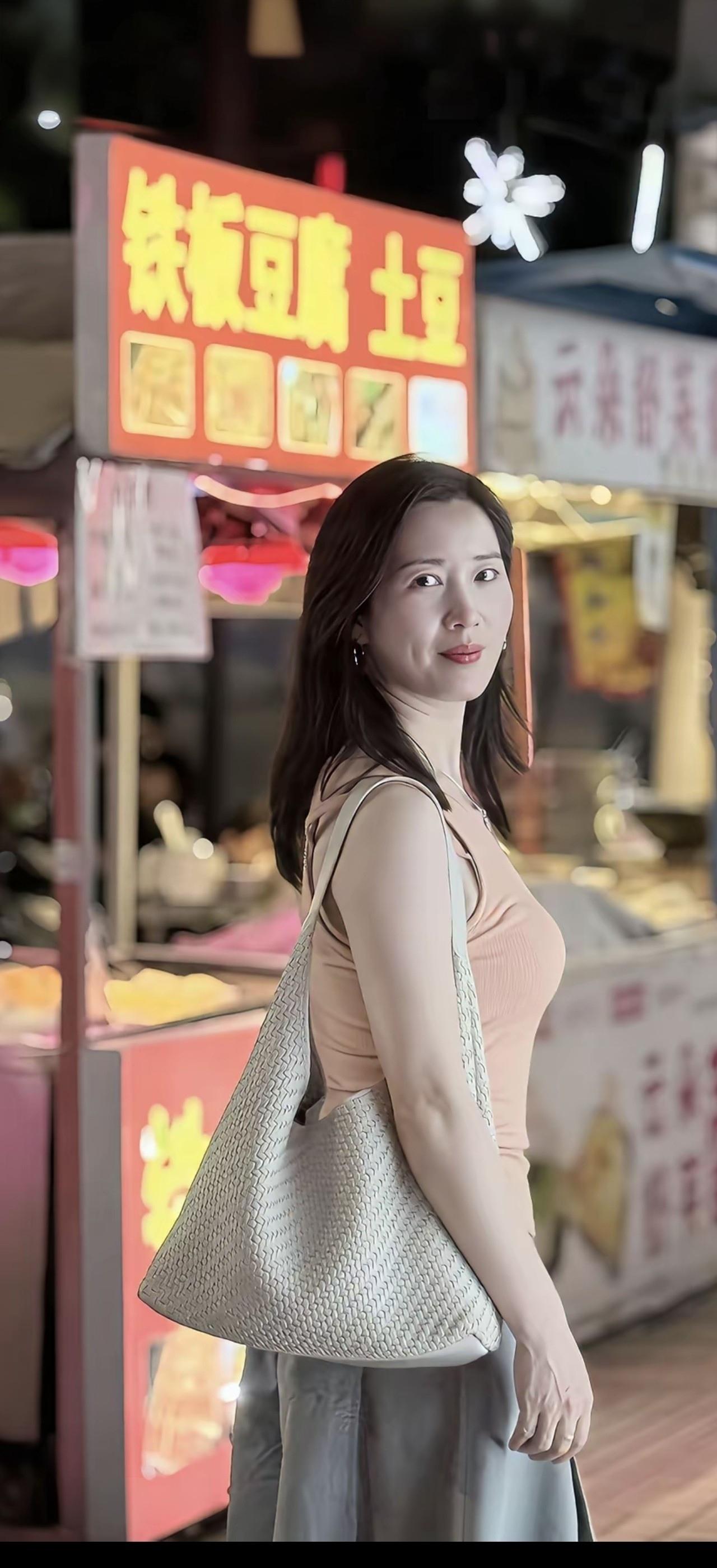 晚上在夜市逛了一圈，感觉真热闹。