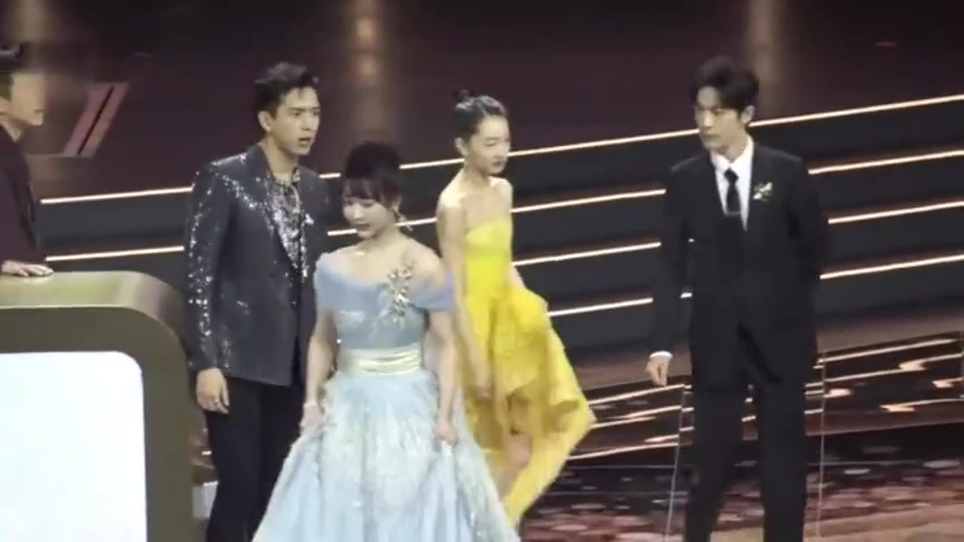 杨紫肖战领奖下台,肖战一直等着恩师李宇春,连鞠了四个躬!