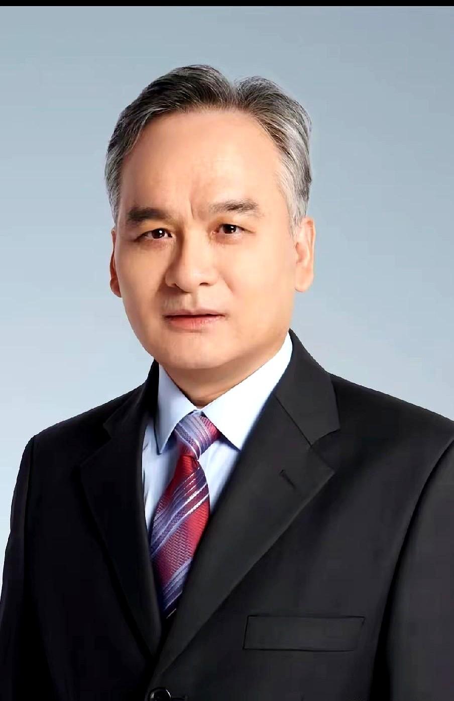 学生里有人拿国家奖学。他去年查出胃癌，一边扛着治疗一边还在带课题、改论文。可