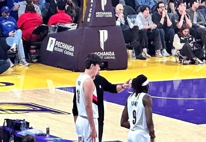 杨翰森又被人拿去和姚明比了。别比了，人家不是复刻版，是新物种。他能传能防，篮