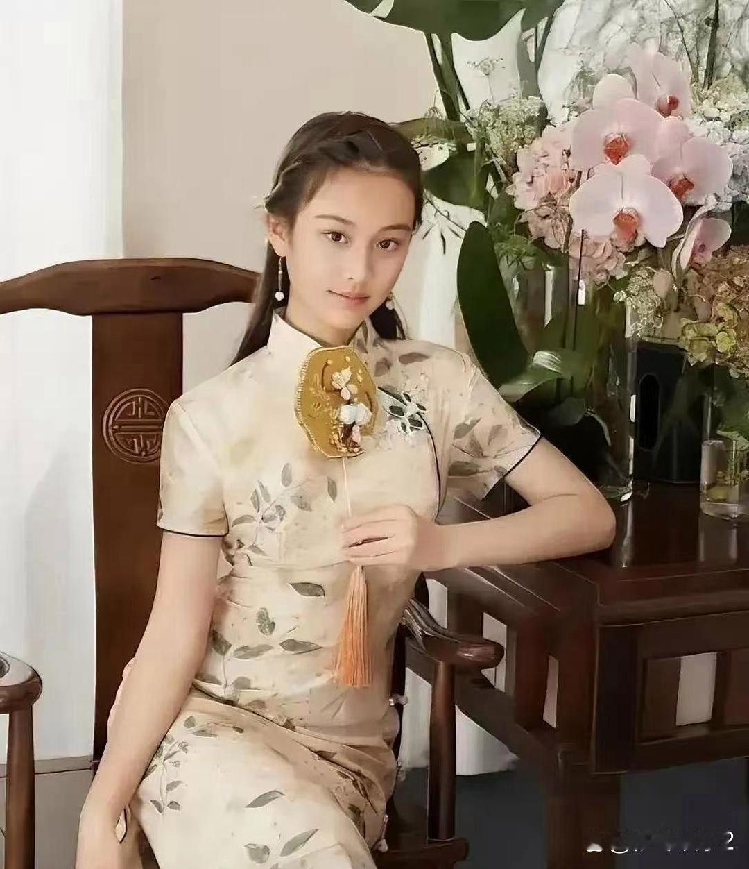 李小璐家闺女早熟得吓人！12岁旗袍照超美，五官老像贾乃亮，跟甜馨一样萌。她晒的旗