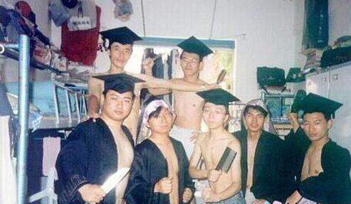 90年代的男生宿舍，高的、矮的，胖的、瘦的，一般都各有分布。而女生宿舍，颜值、个