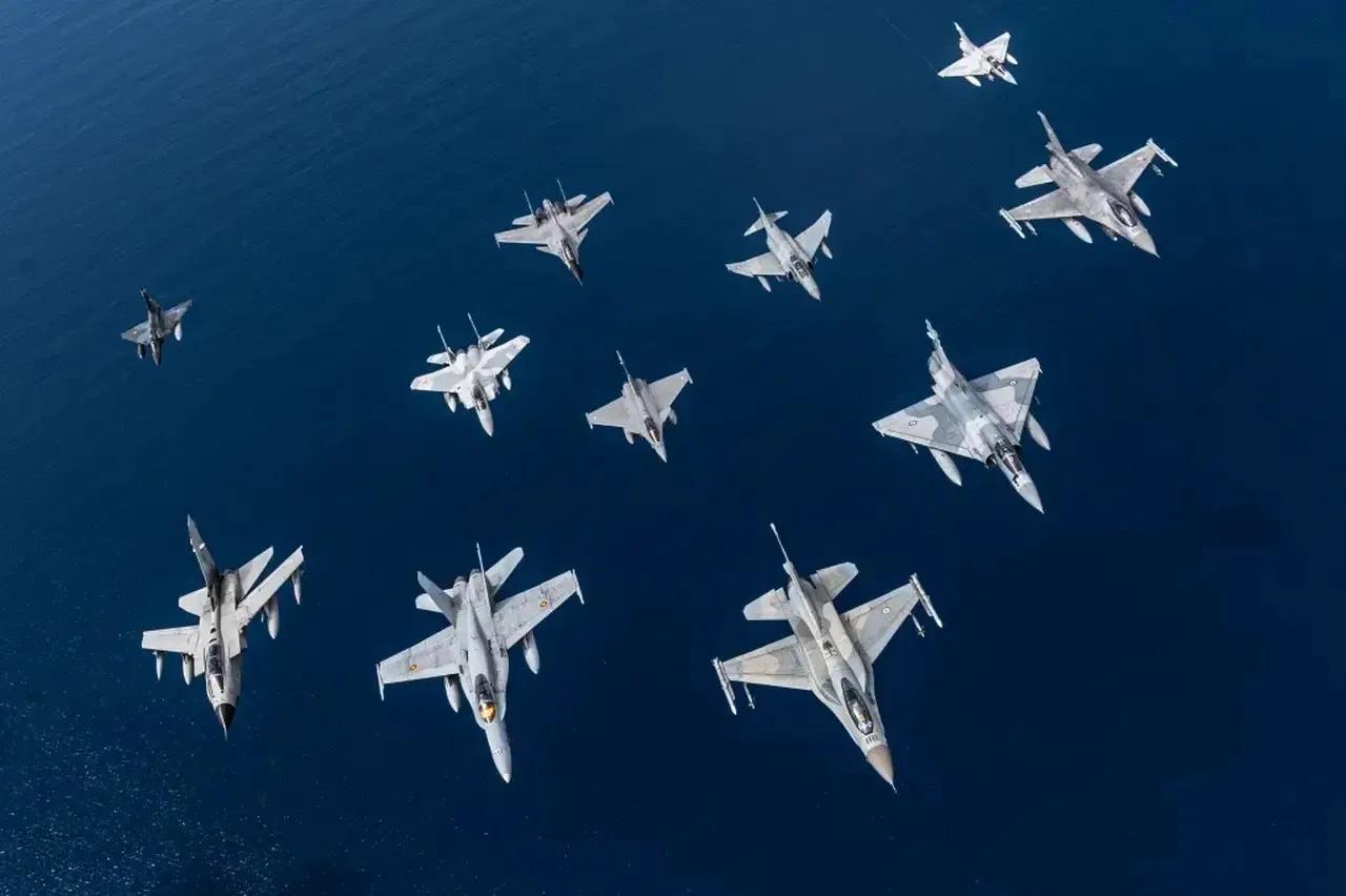 印度自从买了俄罗斯的苏-30MKI之后，经常跑到欧美那儿进行联合演练，嘴上说是为