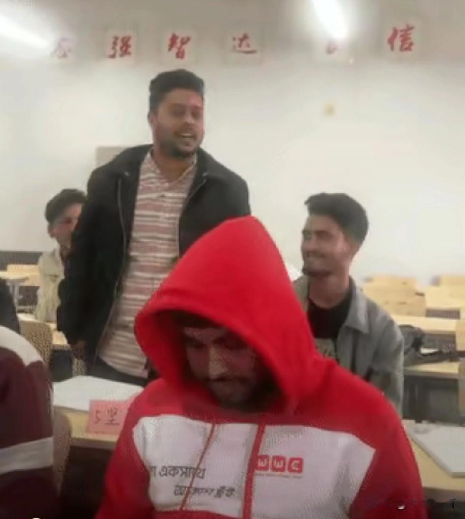 这是在国内某大学的课堂上，放眼望去，一群印度留学生在唱着歌，拍着视频，完全没有上