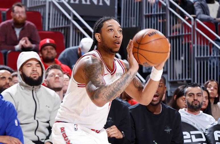 火箭对于戴维森的耐心只有两个三分。戴维森上去啥事儿没干，也拿不到什么球，反正两个