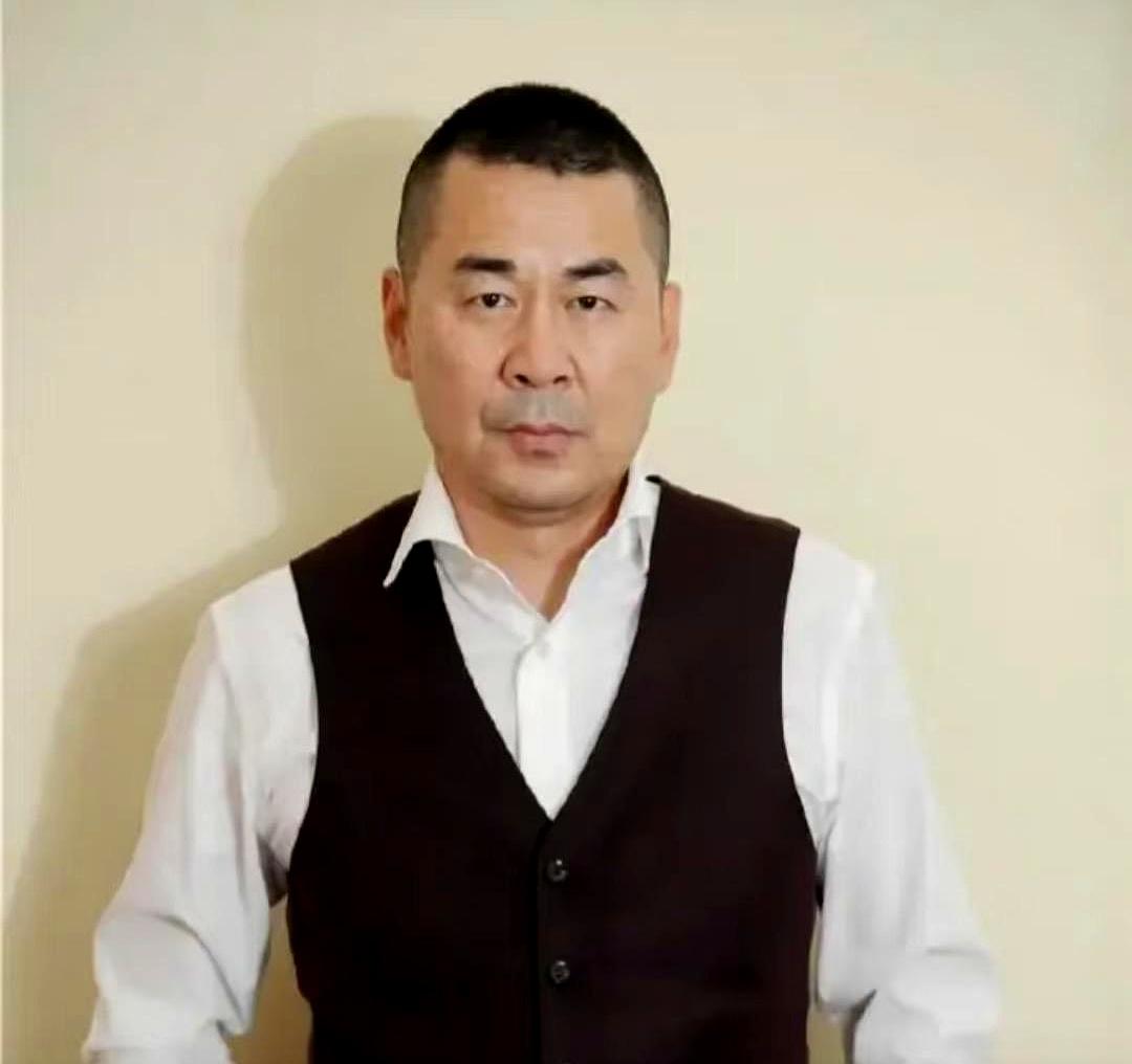 饭桌上长辈扫一眼屏幕里的陈建斌，丢下一句：以后别找这种薄情寡义。那时只记得他戏