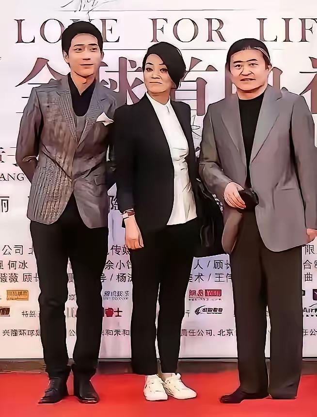 刘欢身边C位的女士，是不是很眼熟，你能认出是谁吗？