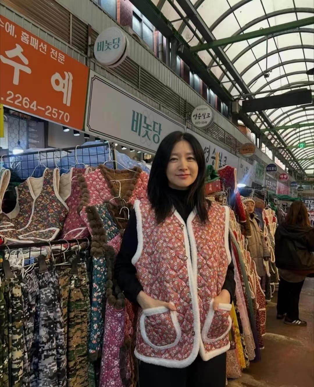 “大长今”李英爱一个人去逛菜市场，在平价店买了花棉袄。她的穿衣打扮比素人还朴素。