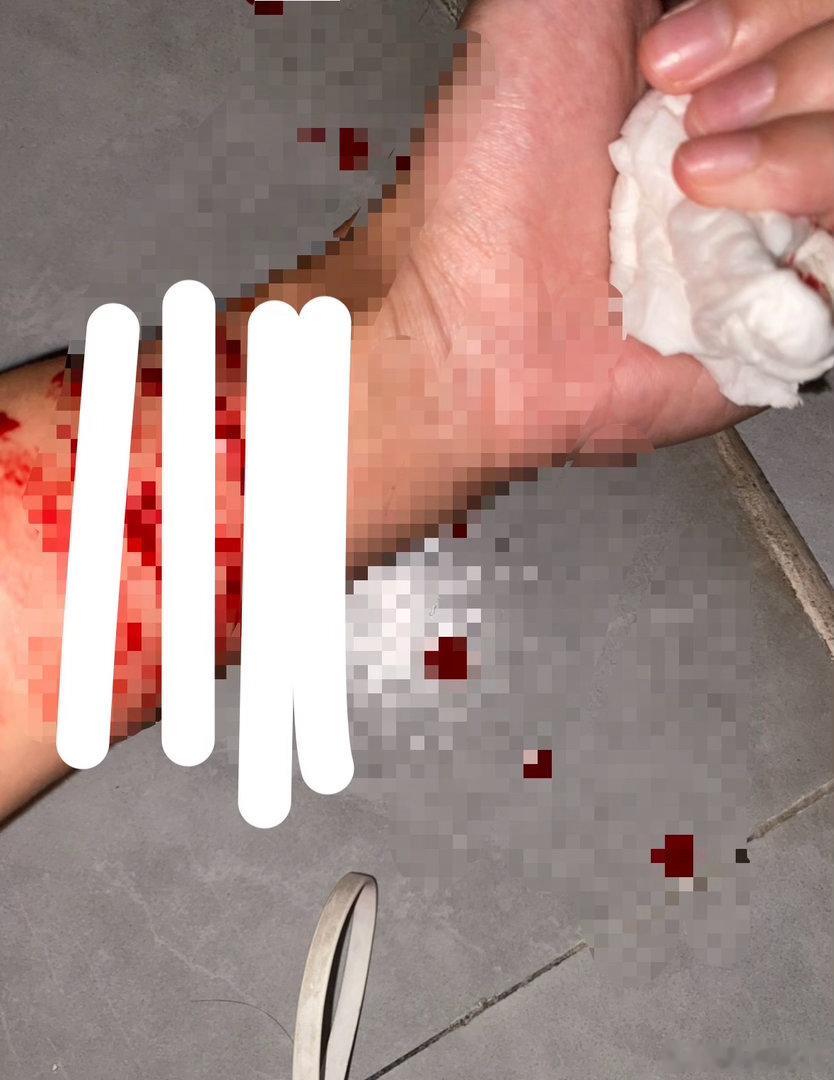 我他妈真的好崩溃为什么要这样对我真正的骗子不封来封一个普通用户？本人微信账号：15579866587