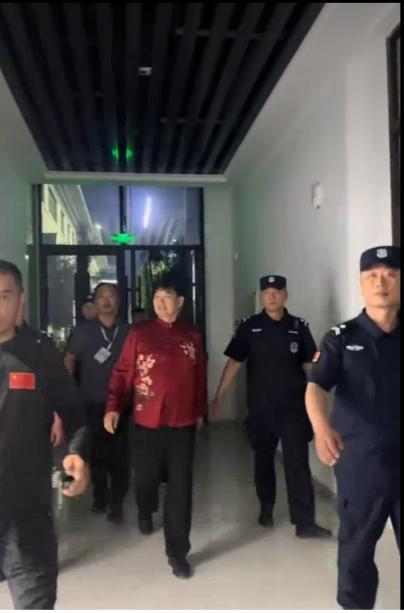 大衣哥朱之文越来越有明星架子了，他来演出现场居然有很多安保人员前呼后拥，这架子堪