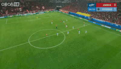 重组的后防线四分钟就丢了球成都蓉城这个新赛季，变化很大。更换了新教练的成