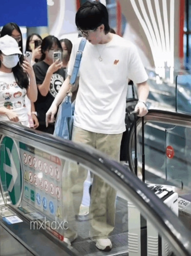 王楚钦：离我远点！笑不活了，大头小手一指，你们离我远点！！还以为他要说看着脚