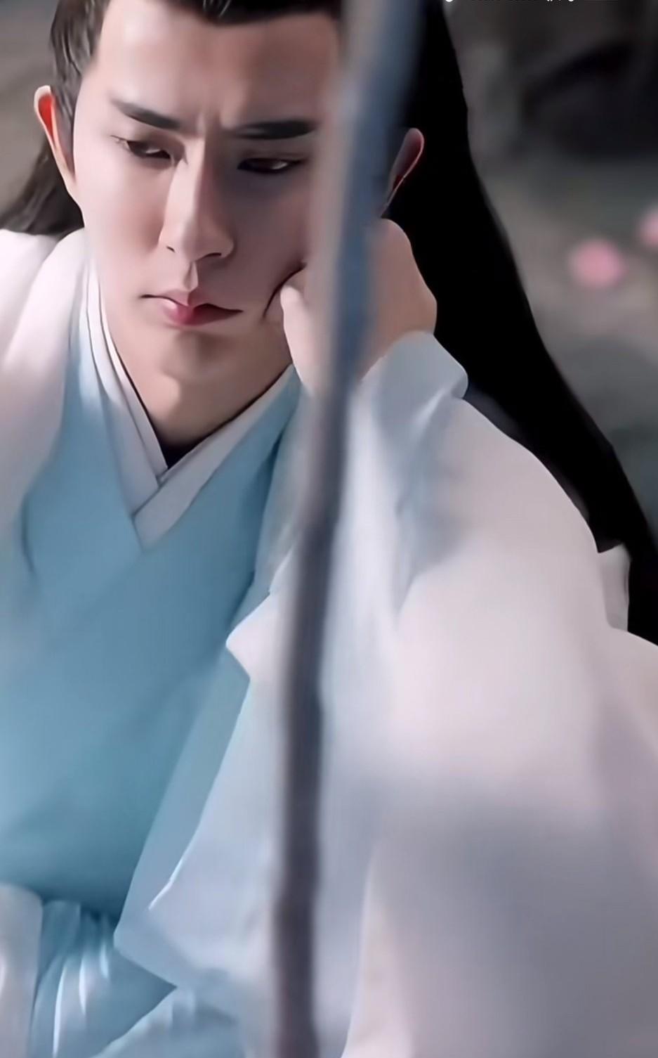 于朦胧只在10年前晒过一张与母亲的合照，没晒过其他家庭成员，他可能是他母亲唯一的