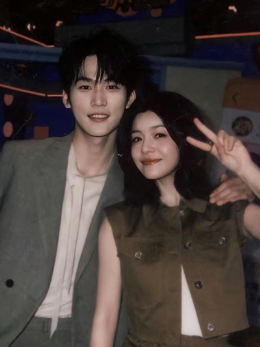 查了一下陈妍希最近的cp周柯宇不查不知道，一查才发现，这个23岁的男孩子不简单！