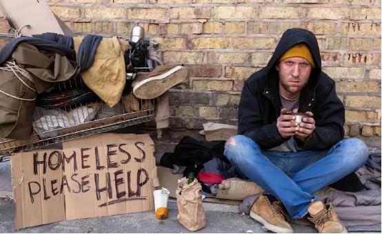 美国流浪汉要感谢中国网民了！在中国网民持续热议美国斩杀线后，美国媒体开始关注流浪