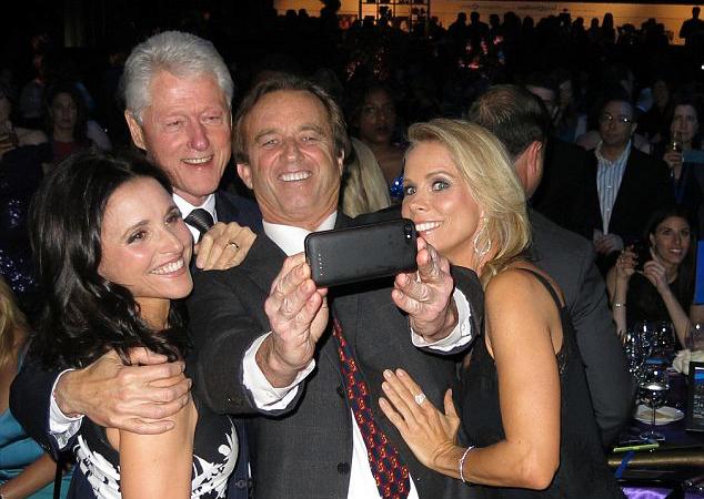 女人嫁了魅力四射的男人，就要学会睁一只眼闭一只眼，毕竟迷恋他的女人太多，再加上若