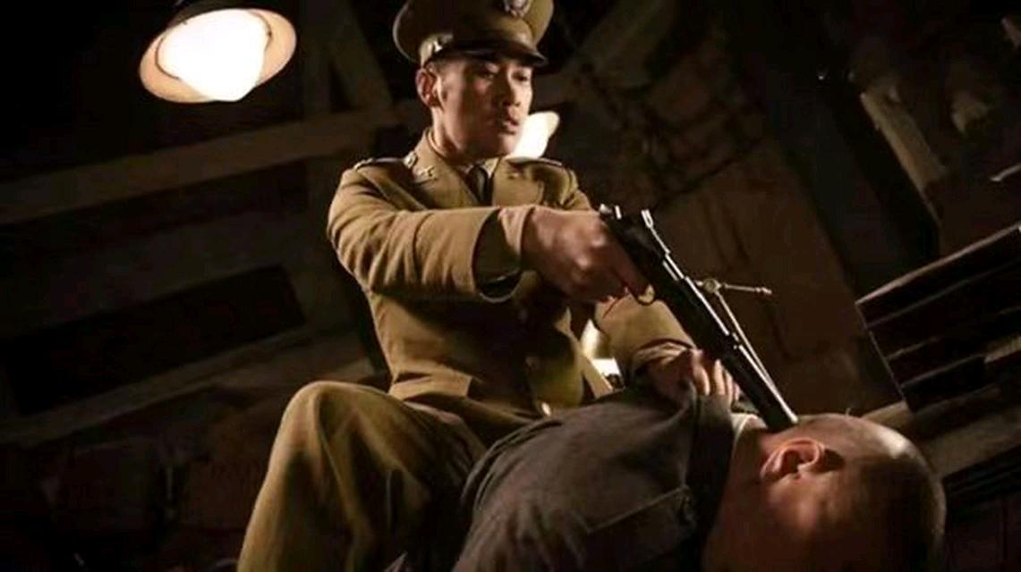 1946年，国军少将趁着夜色，闯进了一个地下党员家里，他用枪顶着地下党员的脑袋，