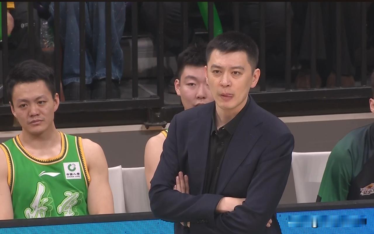 杨鸣一个人离开辽宁队！在个人媒体发文，感慨万千随着辽宁队狂输给新疆队19分之后