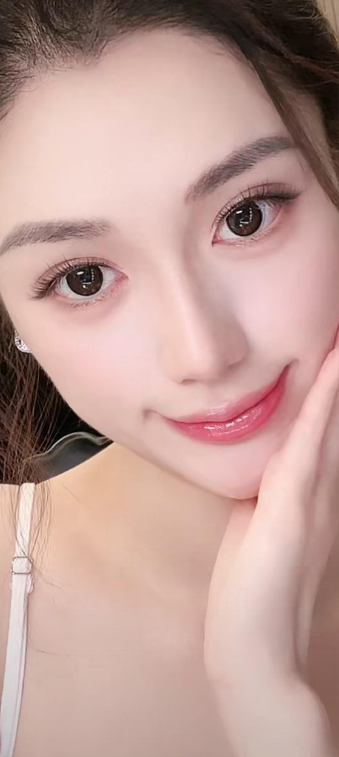 这个笑容好甜啊，眼睛好大！
