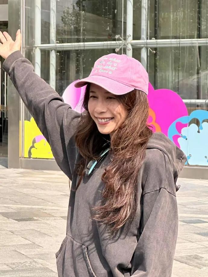 近日莫文蔚在南京开演唱会，期间她和当地的粉丝热情的互动。莫文蔚上身穿灰色潮流