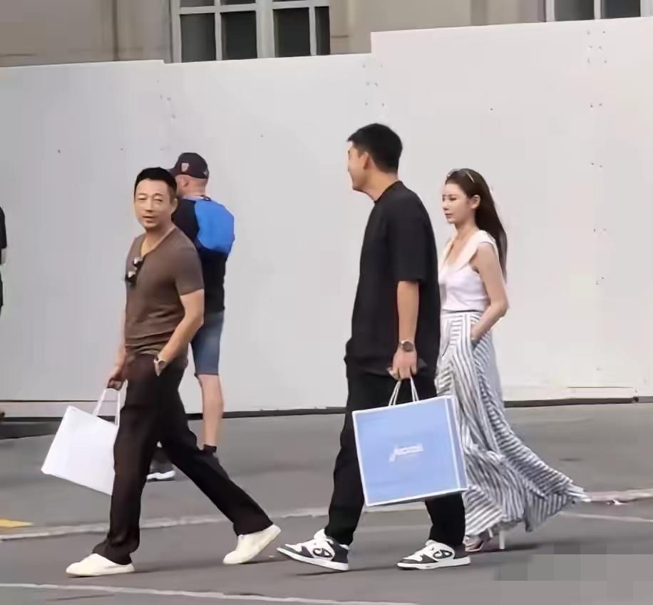 汪公子这趟法国行，不是在购物的路上，就是在看景点的路上，到底是汪公子学到的