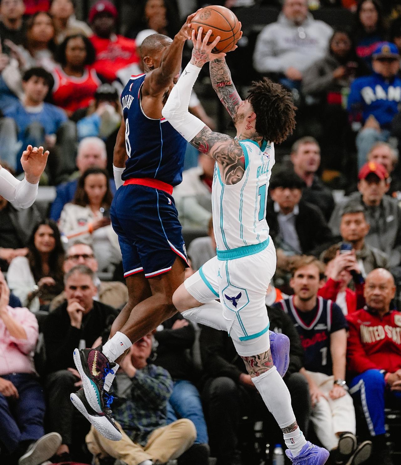 拒绝生涯之夜翻车，哈登末节完成救赎，小卡稳定的像机器人。黄蜂VS快船；黄蜂在这