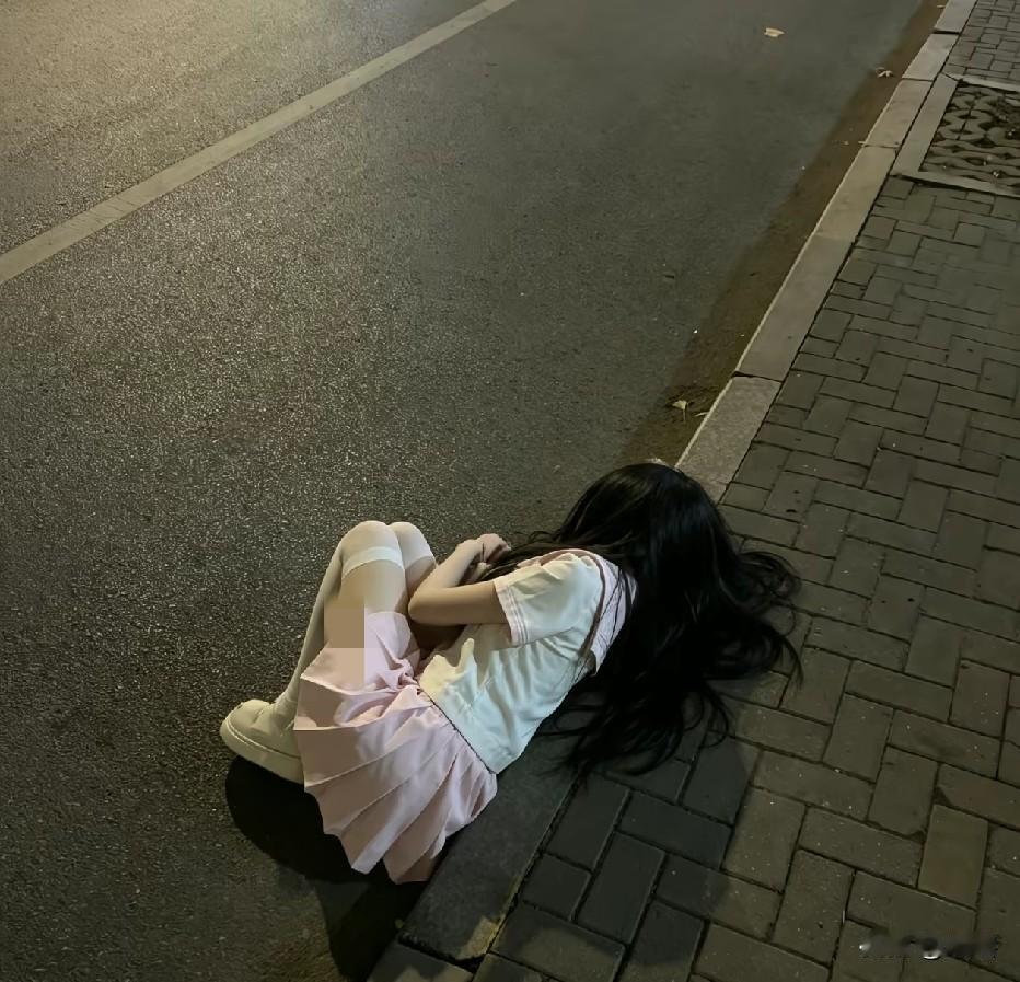 不知道把被子盖上，这里不冷吗？