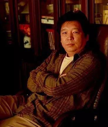 著名诗人、编剧，侯耀华老友阿丁表示，杨少华老爷子去世后，很多人对杨老三儿子杨伦的
