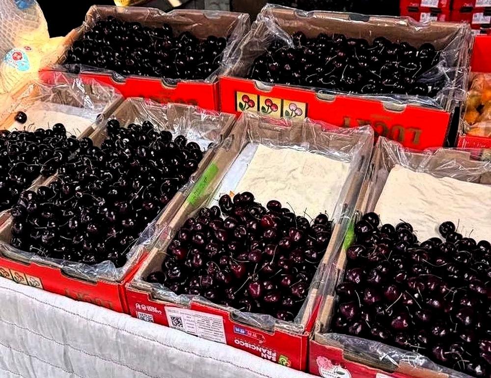 车厘子的神话，算是破了。水果市场里，大姐直接指着一整箱5斤装的车厘子喊“这箱我