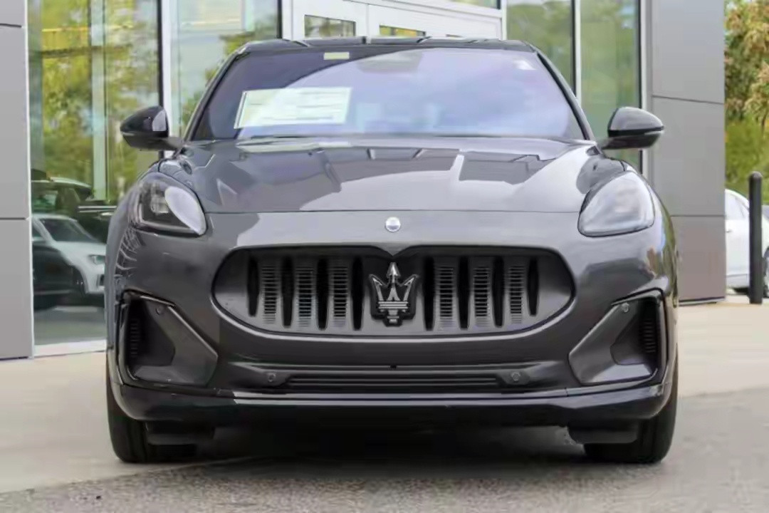 ● 外观：车头线条朴实，运动气息足，配合棱角分明的头灯，辨识度高，还配备了LED