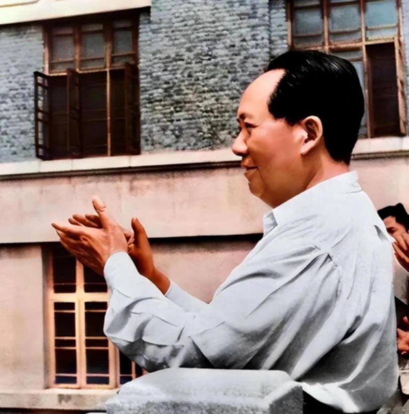 1949年9月30日，毛泽东以575票当选主席，距离“满票”缺了一票，周恩来找到